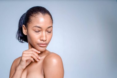 Güzel ve seksi model stüdyo fotoğraf çekimi