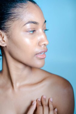 Güzel ve seksi model stüdyo fotoğraf çekimi