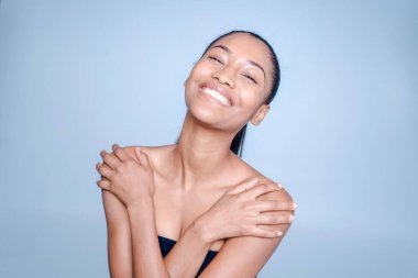 Güzel ve seksi model stüdyo fotoğraf çekimi