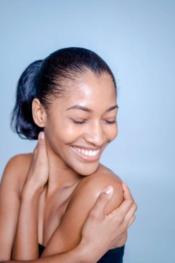 Güzel ve seksi model stüdyo fotoğraf çekimi