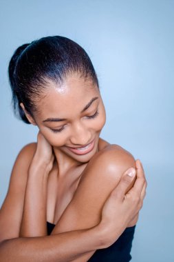 Güzel ve seksi model stüdyo fotoğraf çekimi