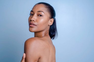 Güzel ve seksi model stüdyo fotoğraf çekimi