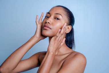 Güzel ve seksi model stüdyo fotoğraf çekimi