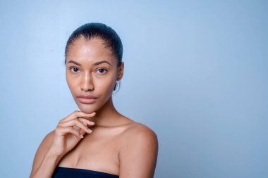 Güzel ve seksi model stüdyo fotoğraf çekimi