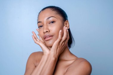 Güzel ve seksi model stüdyo fotoğraf çekimi