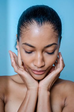 Güzel ve seksi model stüdyo fotoğraf çekimi