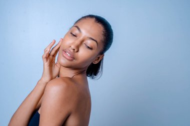 Güzel ve seksi model stüdyo fotoğraf çekimi