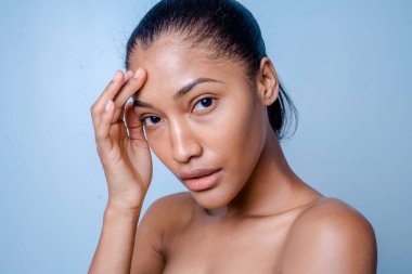 Güzel ve seksi model stüdyo fotoğraf çekimi