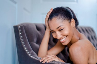 Güzel ve seksi model stüdyo fotoğraf çekimi