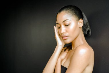 Güzel ve seksi model stüdyo fotoğraf çekimi