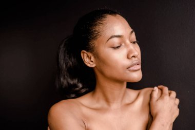 Güzel ve seksi model stüdyo fotoğraf çekimi