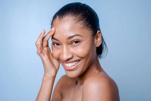 Güzel ve seksi model stüdyo fotoğraf çekimi