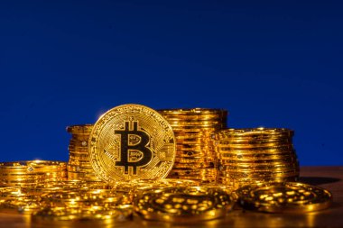 Bitcoin dijital kripto para birimi logosu parlak altından
