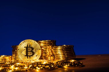Bitcoin dijital kripto para birimi logosu parlak altından