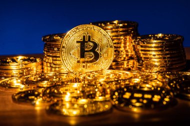 Bitcoin dijital kripto para birimi logosu parlak altından