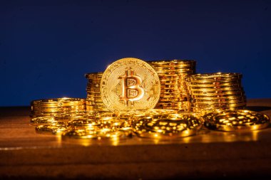 Bitcoin dijital kripto para birimi logosu parlak altından