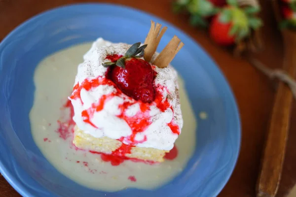 Dulce Postre Plato Azul — Foto de Stock