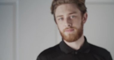 Elinde altın bir Bitcoin logosu tutan bir adam