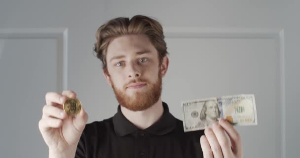 Hombre Sosteniendo Logotipo Bitcoin Oro — Vídeo de stock