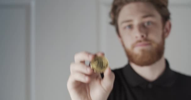 Egy Férfi Arany Bitcoin Logóval — Stock videók