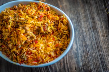 Baharatlı et ve Hint körili pilavı.