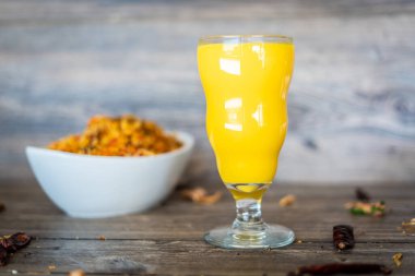 Restoranda yemek pişirmek için köri sosu hazırladım.