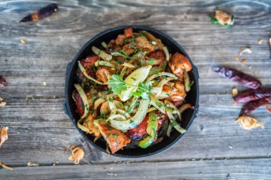 Sıcak tabakta Hint kebabı tabağı