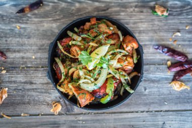 Sıcak tabakta Hint kebabı tabağı