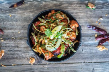 Sıcak tabakta Hint kebabı tabağı