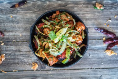 Sıcak tabakta Hint kebabı tabağı