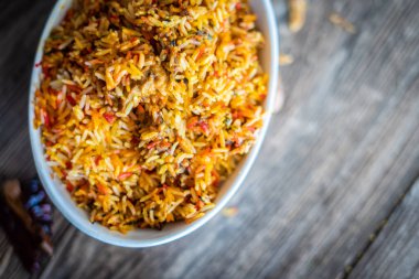 Lezzetli ve baharatlı Hint körili pilavı. 