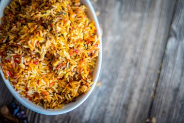 Lezzetli ve baharatlı Hint körili pilavı. 