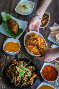 Ağız sulandıran Hint restoranı yemek tabağı