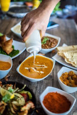 Ağız sulandıran Hint restoranı yemek tabağı