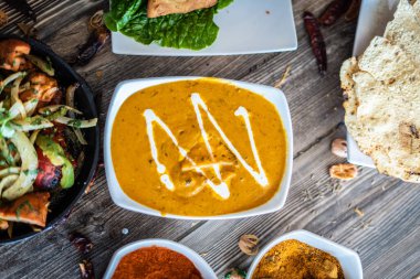 Hint usulü baharatlı köri yemeği. 