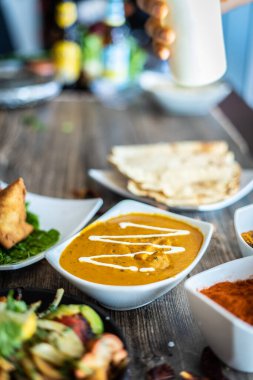 Hint usulü baharatlı köri yemeği. 