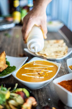 Hint usulü baharatlı köri yemeği. 