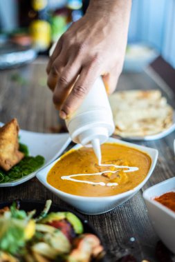 Hint usulü baharatlı köri yemeği. 