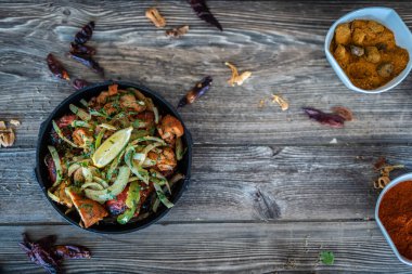 Sıcak tabakta Hint kebabı tabağı