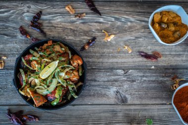 Sıcak tabakta Hint kebabı tabağı