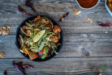 Sıcak tabakta Hint kebabı tabağı