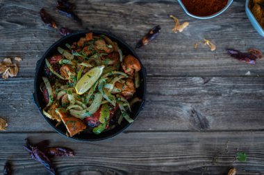 Sıcak tabakta Hint kebabı tabağı