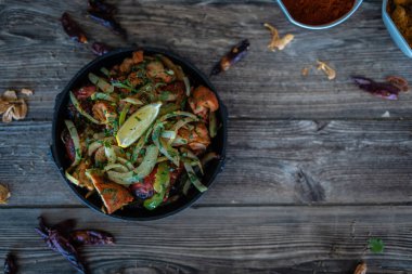 Sıcak tabakta Hint kebabı tabağı