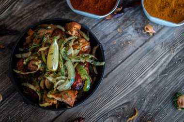 Sıcak tabakta Hint kebabı tabağı