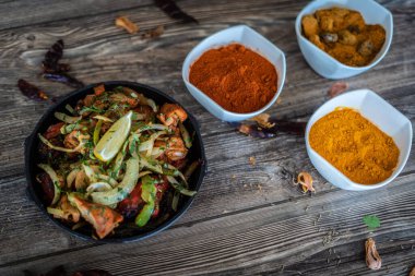 Sıcak tabakta Hint kebabı tabağı