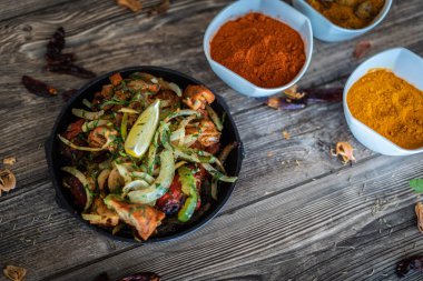 Sıcak tabakta Hint kebabı tabağı