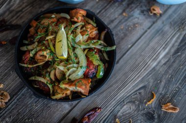 Sıcak tabakta Hint kebabı tabağı