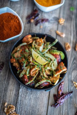 Sıcak tabakta Hint kebabı tabağı