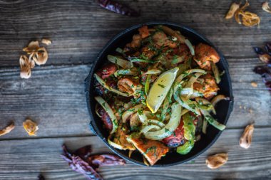 Sıcak tabakta Hint kebabı tabağı