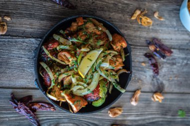 Sıcak tabakta Hint kebabı tabağı